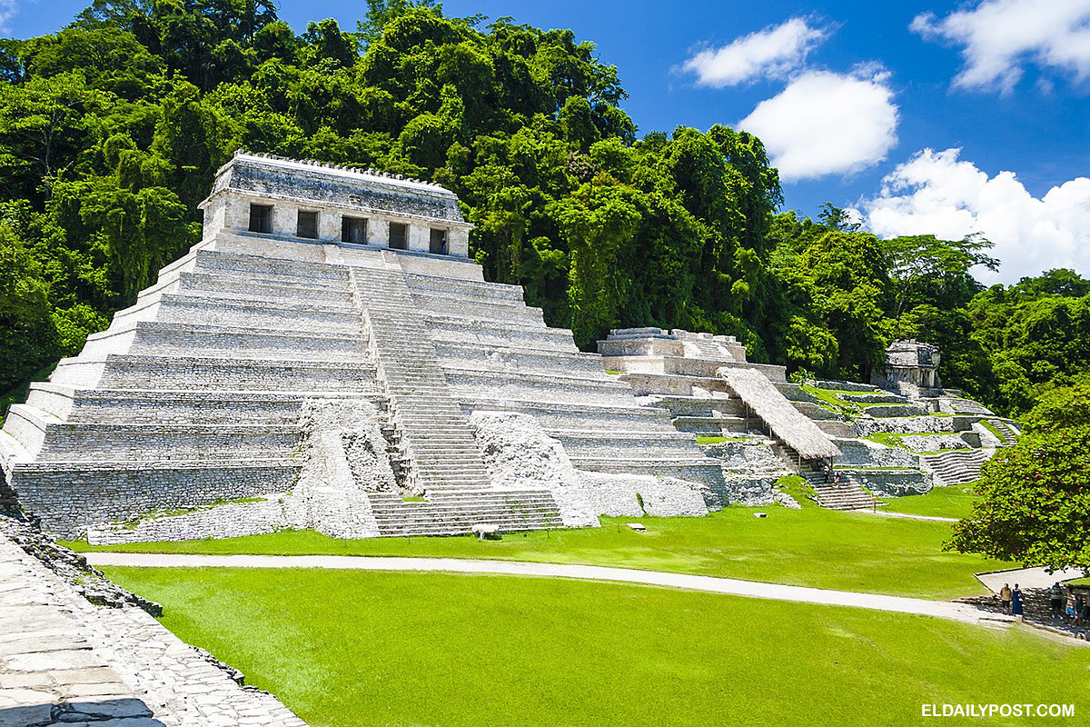 Menjelajahi reruntuhan kuno Meksiko
