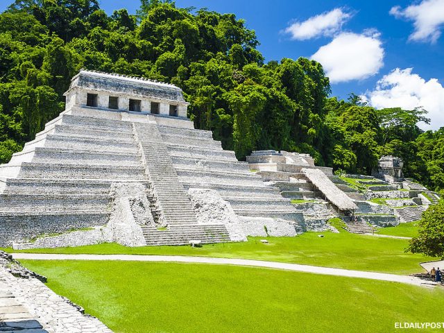 Menjelajahi reruntuhan kuno Meksiko